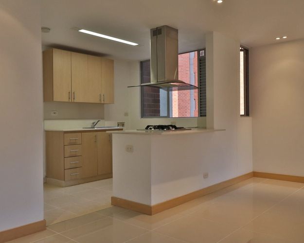 Apartamento de 3 alcobas en arriendo en Camino Verde, Envigado, 85 m² · foto 3 de 12