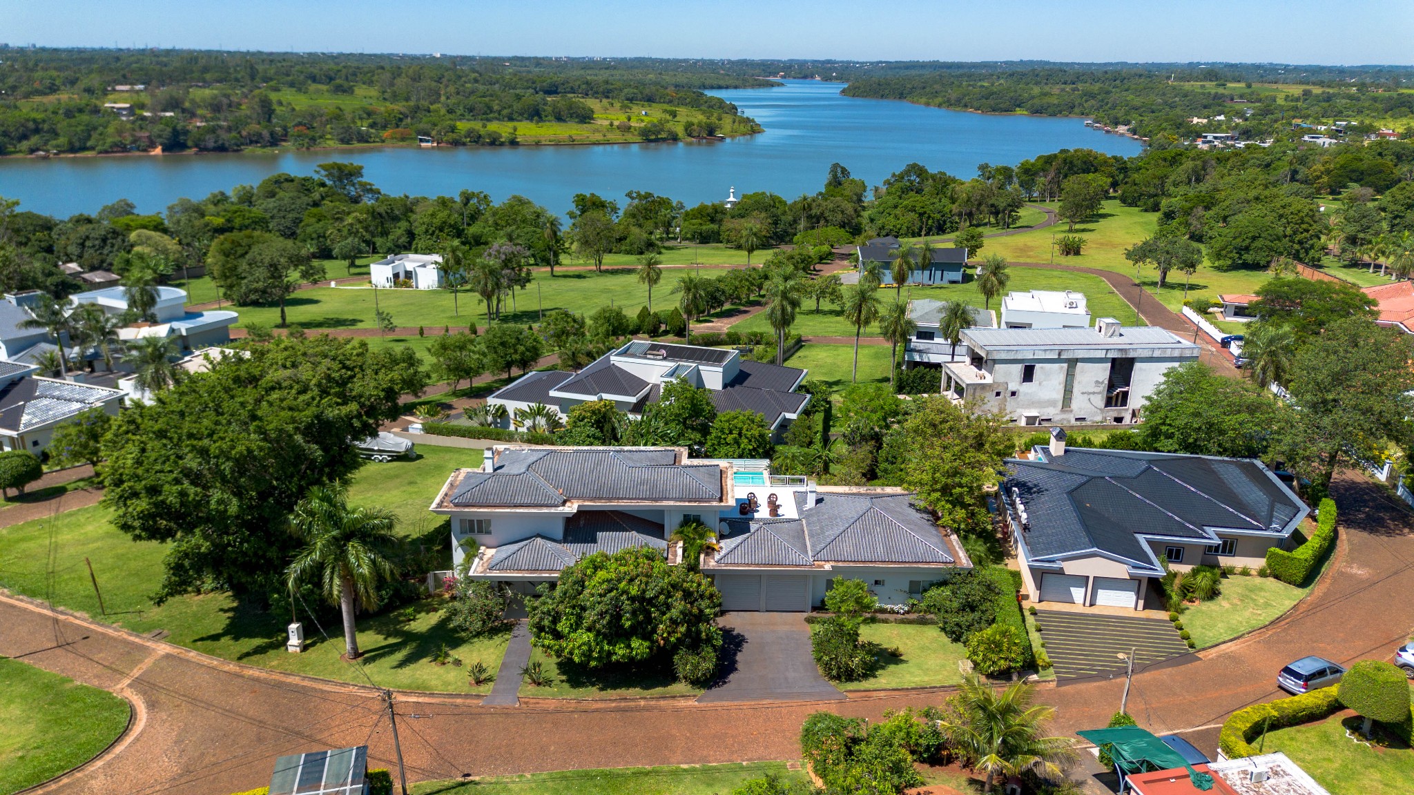 Exclusiva Residencia de Lujo en Venta – Puerto Marco, Hernandarias: Un Estilo de Vida Sofisticado. — foto 2