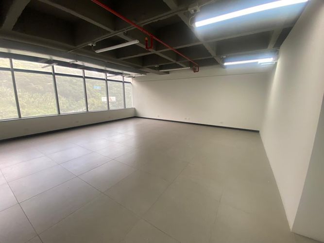 Oficina en arriendo en El Poblado, Medellín, 110 m² · foto 2 de 13