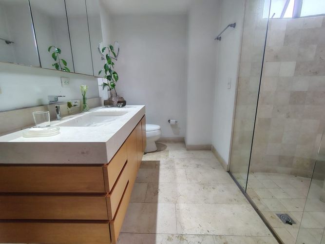 Apartamento de 3 alcobas en arriendo en El Poblado, Medellín, 189 m² · foto 15 de 16