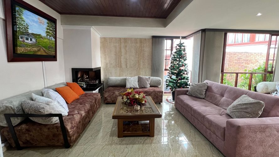 Casa de 4 alcobas en venta en San Jose De Bavaria, Bogotá, 373 m² · foto 2 de 24