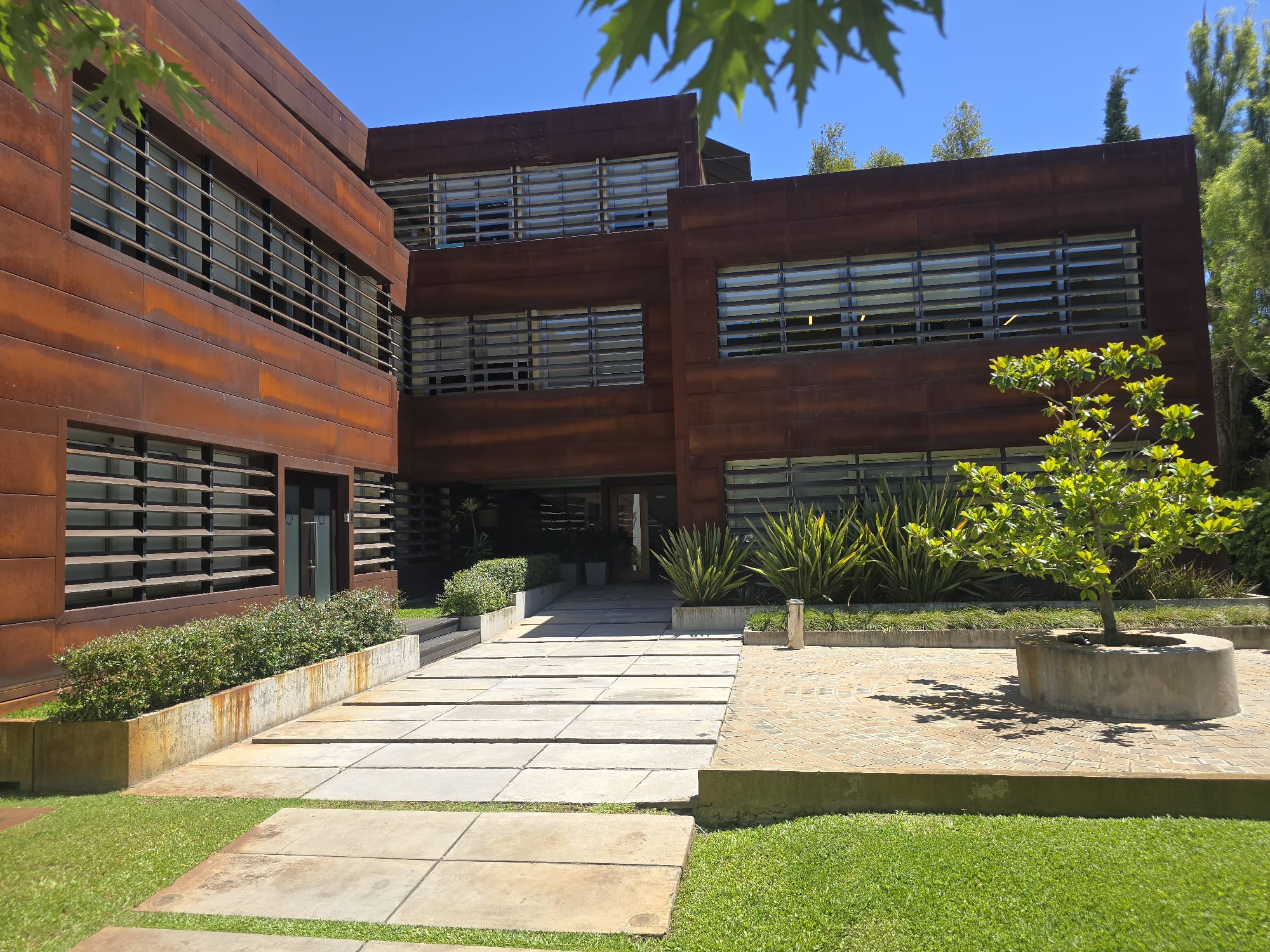 Exclusiva Oficina Premium en Carrasco: Tres Ambientes Definidos, Recepción y Ubicación Estratégica