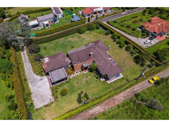 Casa de 4 alcobas en venta en Lomitas, La Ceja, 375 m² · foto 2 de 24