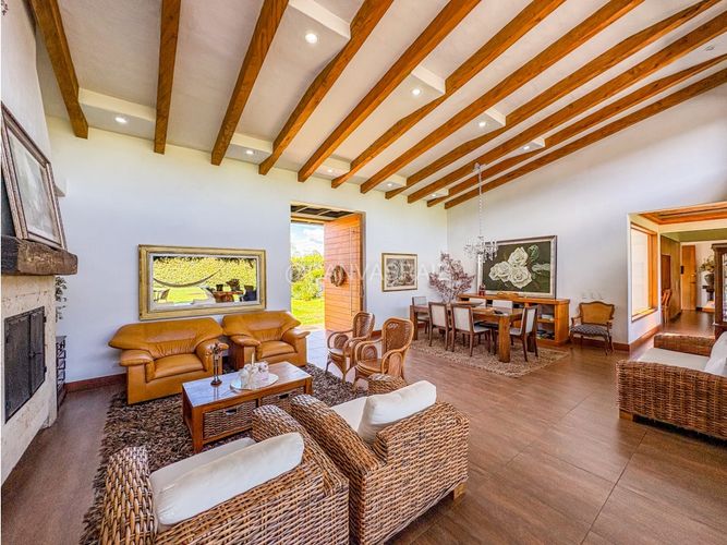 Casa de 4 alcobas en venta en Lomitas, La Ceja, 375 m² · foto 3 de 24