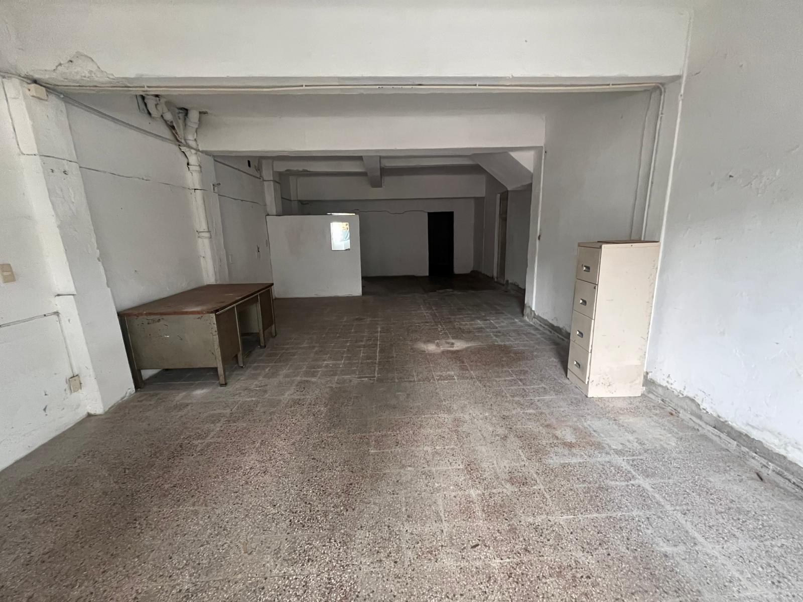 Local Comercial, Calle Florida Y Canelones, Al Frente Con Cortina Metálica 74m.