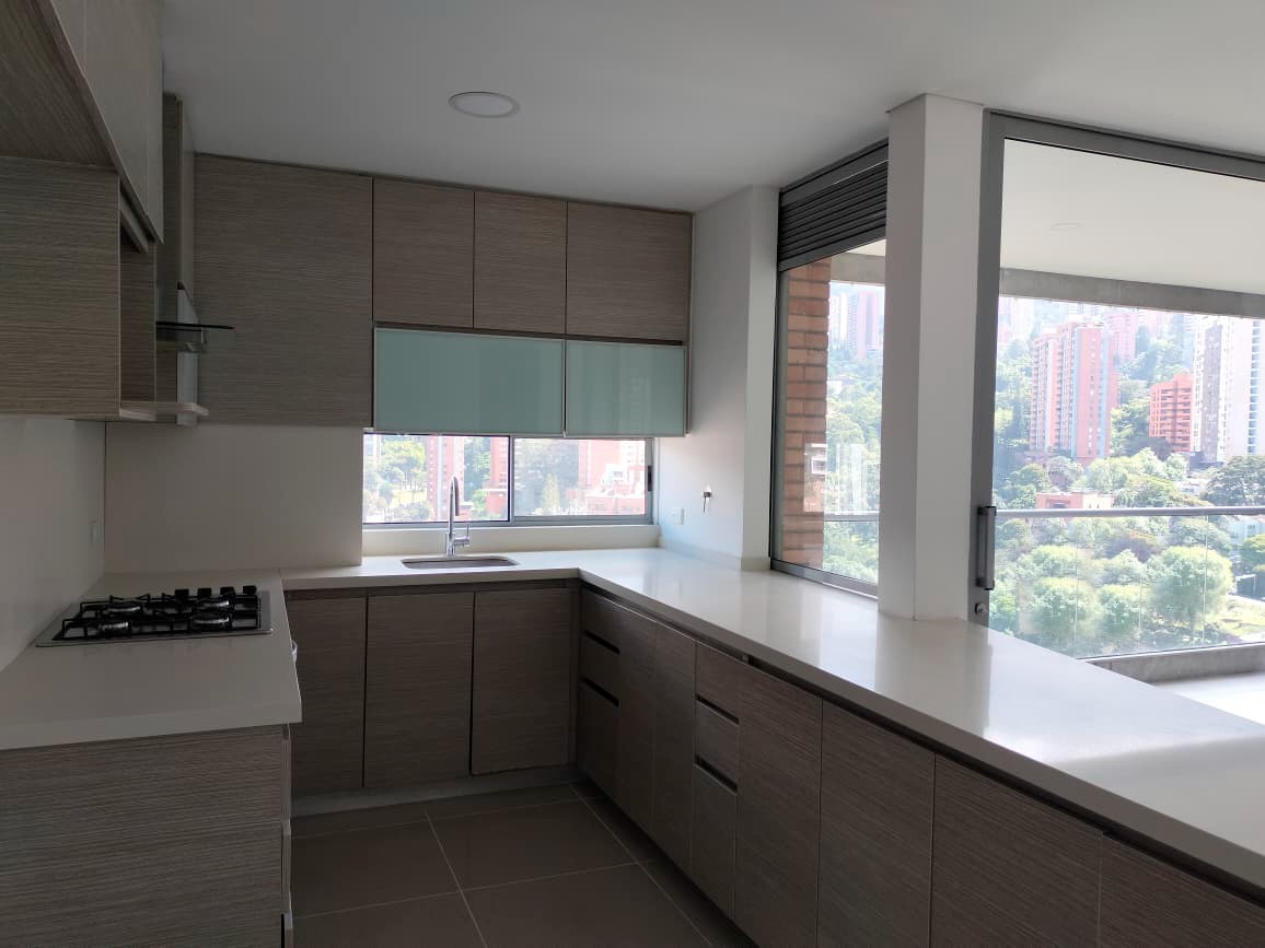 Apartamento en arriendo en El Poblado, Medellín · foto 3 de 18