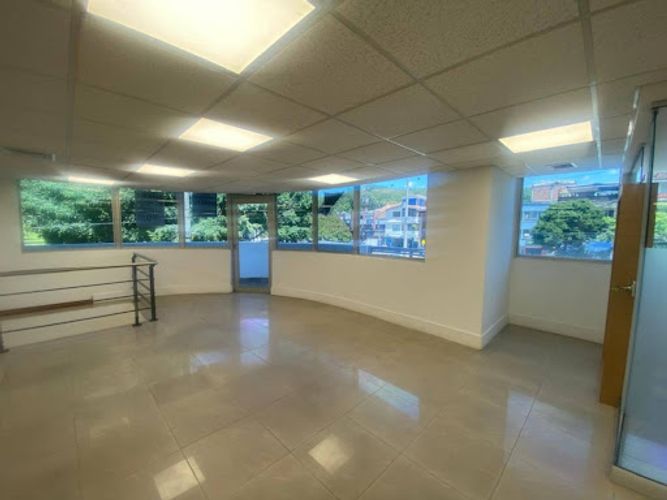 Bodega en arriendo en Cristo Rey, Medellín, 420 m² · foto 14 de 24