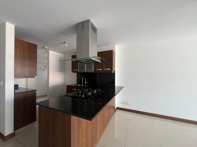 Apartamento de 2 alcobas en arriendo en Loma Del Esmeraldal, Envigado, 94 m² · foto 3 de 17