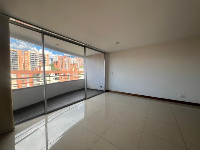 Apartamento de 2 alcobas en arriendo en Loma Del Esmeraldal, Envigado, 94 m² · foto 2 de 17