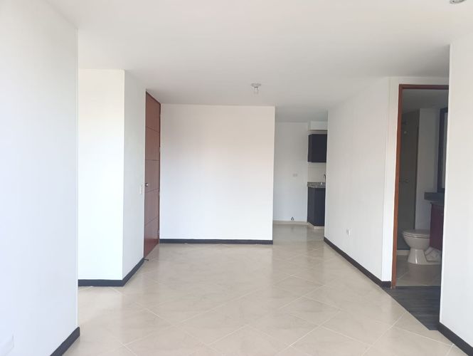Apartamento de 3 alcobas en arriendo en El Diamante No. 2, Medellín, 76 m² · foto 3 de 16