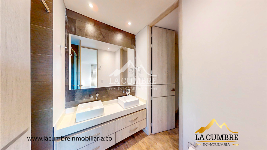 Apartamento de 3 alcobas en arriendo en Loma Benedictinos, Medellín, 237 m² · foto 14 de 16