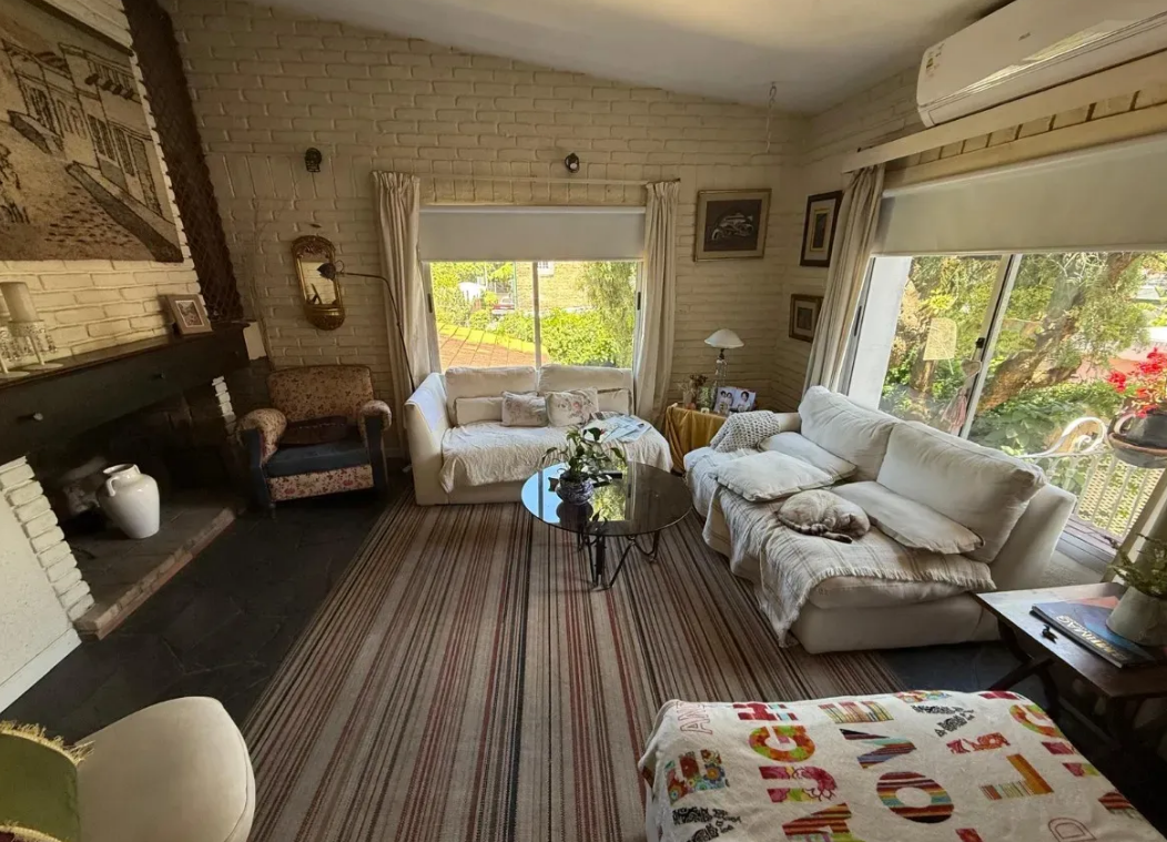 Venta Casa de 4 Dormitorios Y 4 Baños En Carrasco Con Parrillero, Patio Amplio y Cochera
