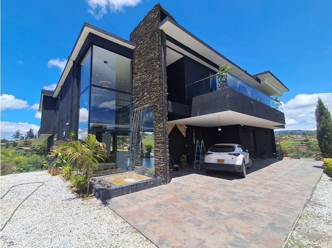 Casa de 4 alcobas en venta en Centro, Rionegro, 1050 m² · foto 2 de 16