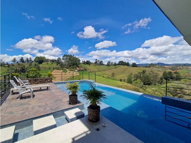 Casa de 4 alcobas en venta en Centro, Rionegro, 1050 m² · foto 10 de 16