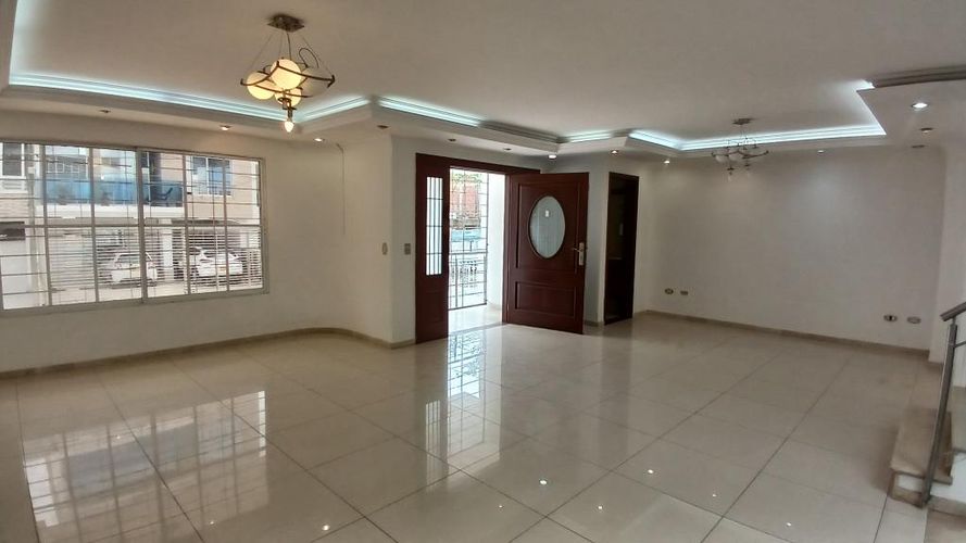 Casa de 7 alcobas en venta en Valle Del Lili, Cali, 374 m² · foto 3 de 24