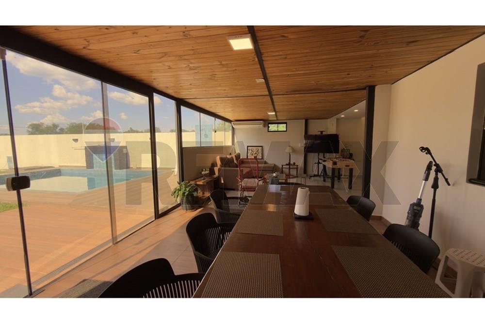 San Bernardino: Moderna Casa con Piscina y Quincho — foto 2