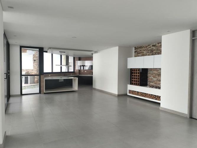 Casa de 3 alcobas en arriendo en El Poblado, Medellín, 600 m² · foto 3 de 20