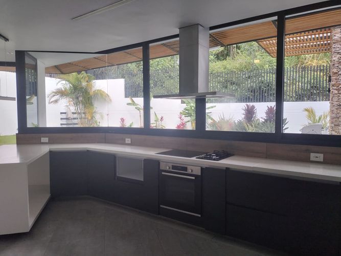 Casa de 3 alcobas en arriendo en El Poblado, Medellín, 600 m² · foto 7 de 20