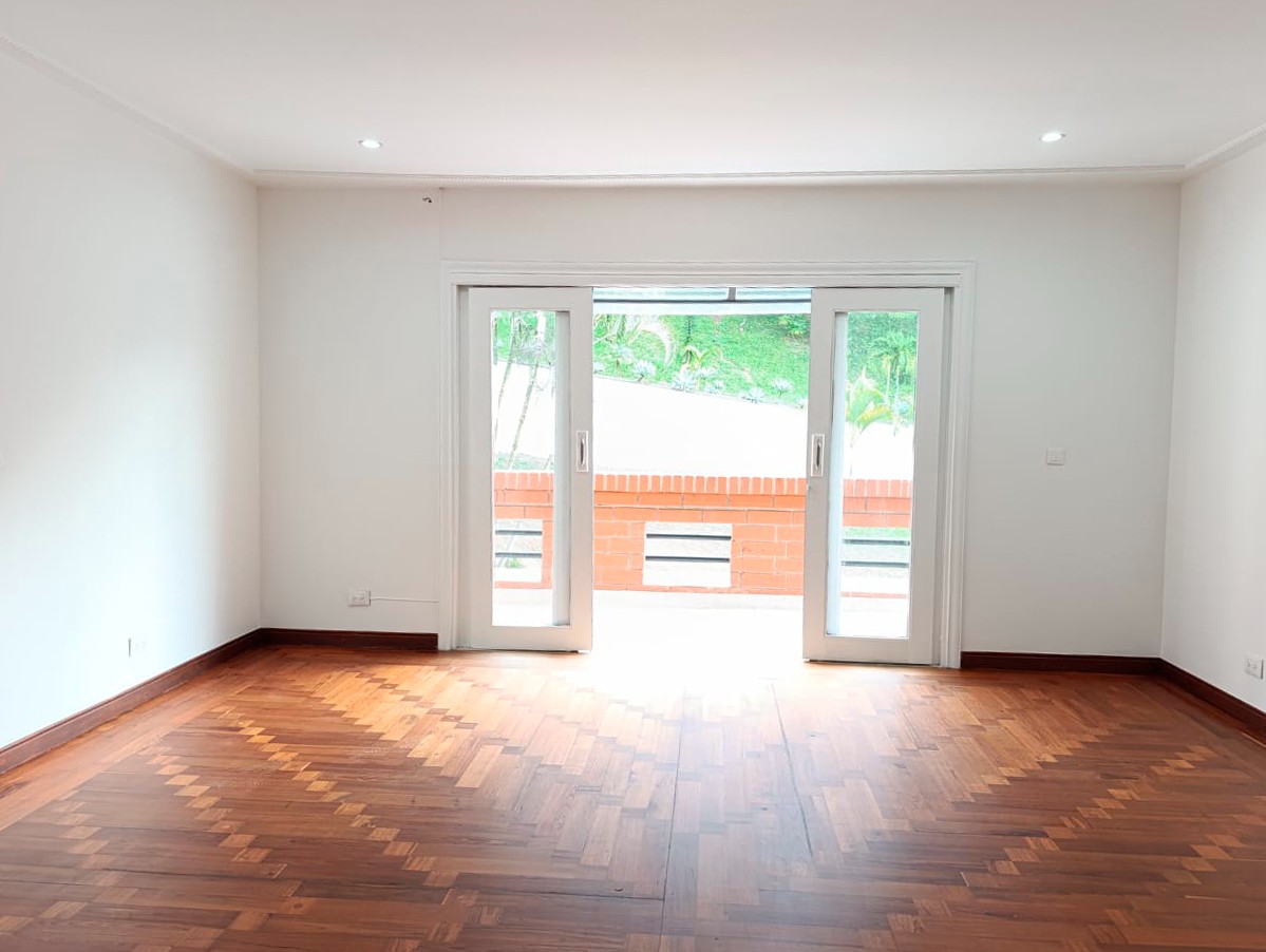 Casa en arriendo en El Poblado, Medellín · foto 2 de 18