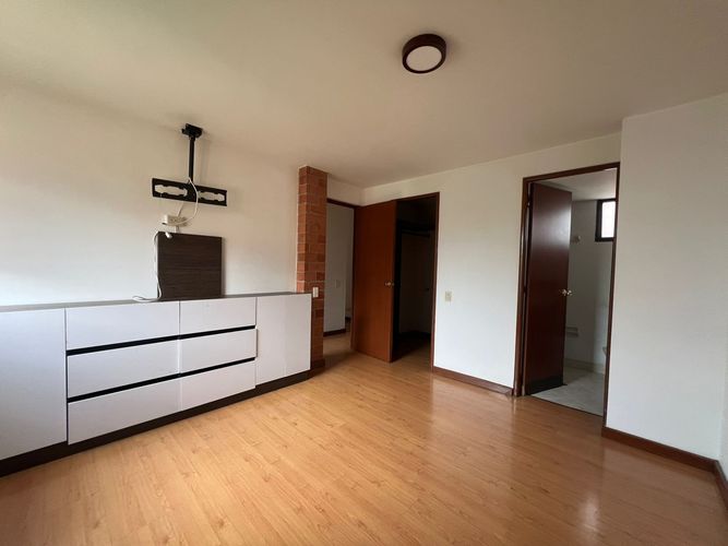Apartamento de 2 alcobas en arriendo en El Poblado, Medellín, 77 m² · foto 3 de 14