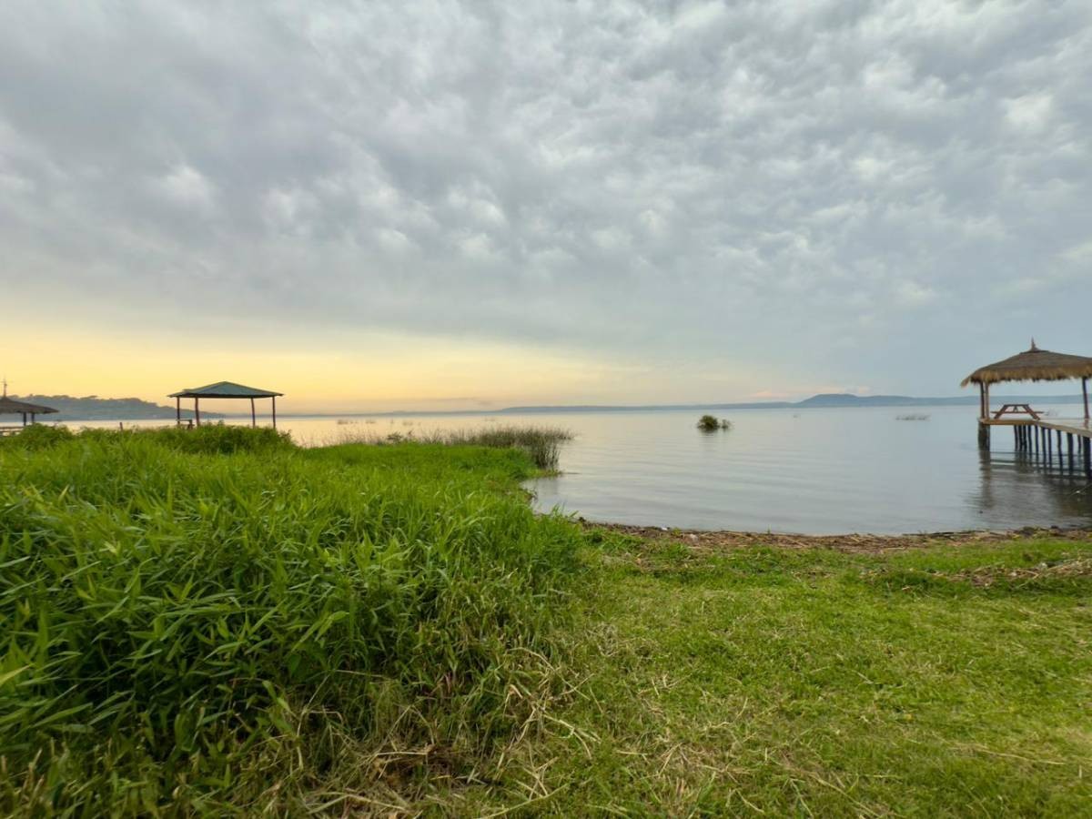 EXCLUSIVO TERRENO FRENTE AL LAGO EN SAN BERNARDINO: ¡TU PARAÍSO PRIVADO EN VENTA! — foto 2
