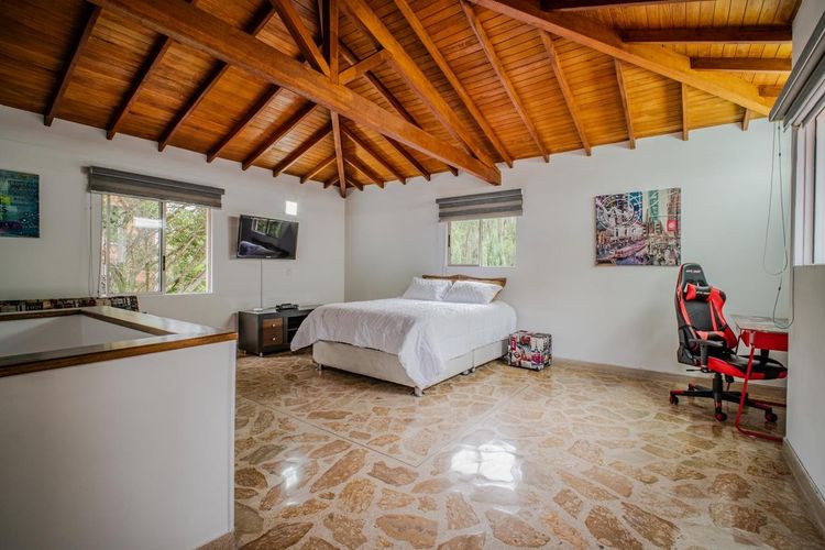 Casa de 4 alcobas en arriendo en El Poblado, Medellín, 300 m² · foto 12 de 20