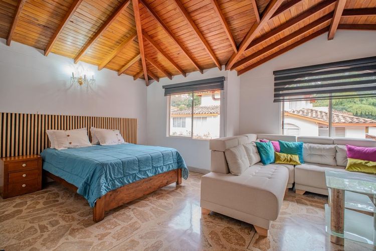 Casa de 4 alcobas en arriendo en El Poblado, Medellín, 300 m² · foto 10 de 20