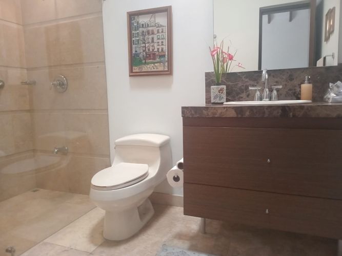 Casa de 3 alcobas en arriendo en El Poblado, Medellín, 400 m² · foto 14 de 15