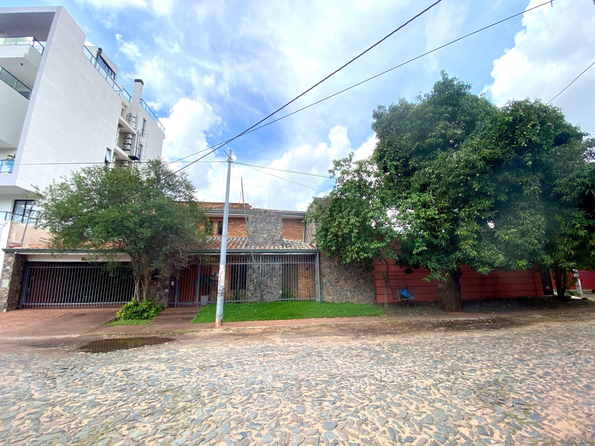 VENDO exclusiva Residencia en Carmelitas, en Ubicación Privilegiada