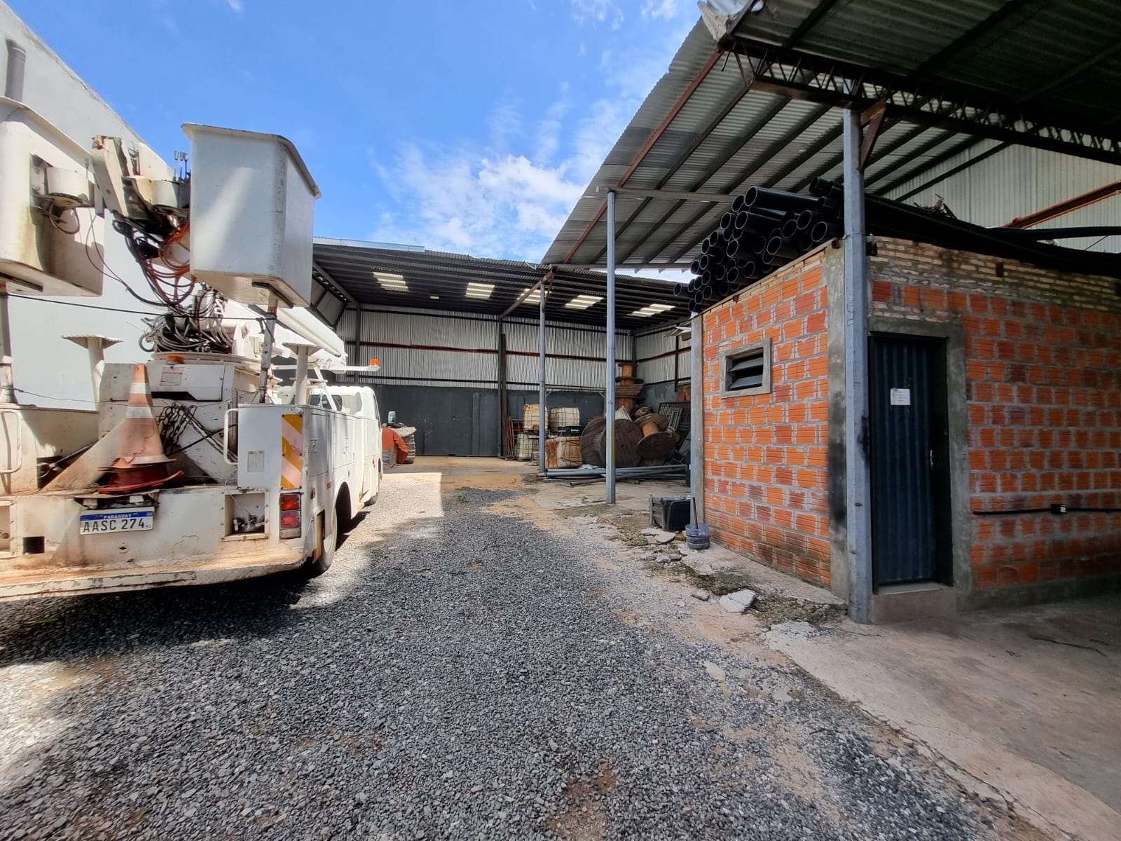 EN VENTA IMPORTANTE TINGLADO CON OFICINAS — foto 3