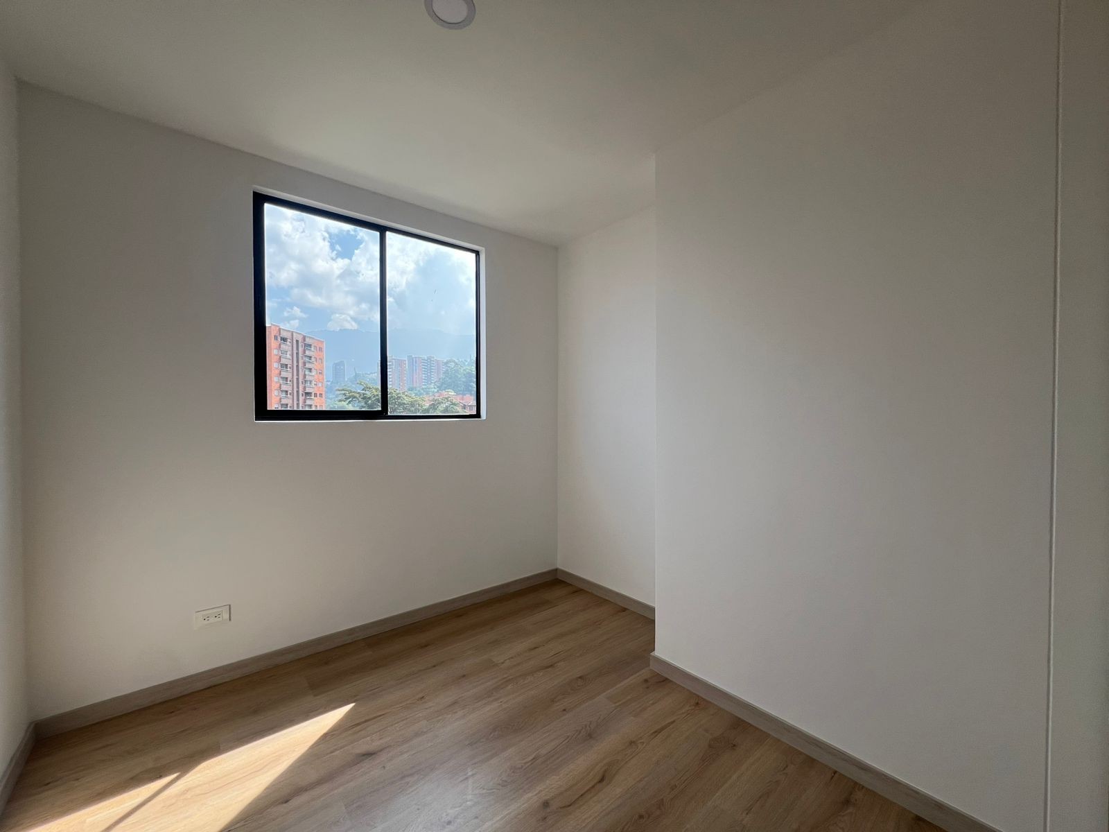 Apartamento en arriendo en Loma Del Barro, Envigado · foto 13 de 16