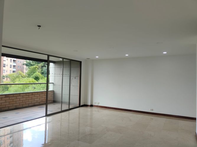 Apartamento de 2 alcobas en venta en El Poblado, Medellín, 143 m² · foto 3 de 18