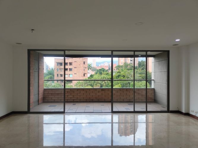 Apartamento de 2 alcobas en venta en El Poblado, Medellín, 143 m² · foto 2 de 18