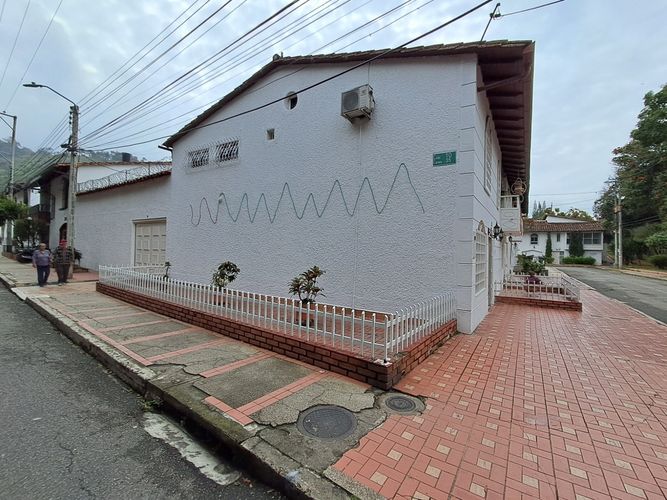 Casa de 5 alcobas en venta en Los Pinos, Bucaramanga, 288 m² · foto 2 de 21
