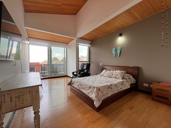 Casa de 4 alcobas en venta en Loma El Atravesado, Envigado, 396 m² · foto 11 de 19