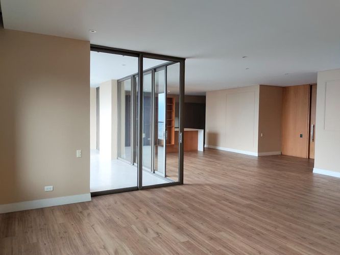 Apartamento de 4 alcobas en arriendo en El Poblado, Medellín, 310 m² · foto 3 de 19