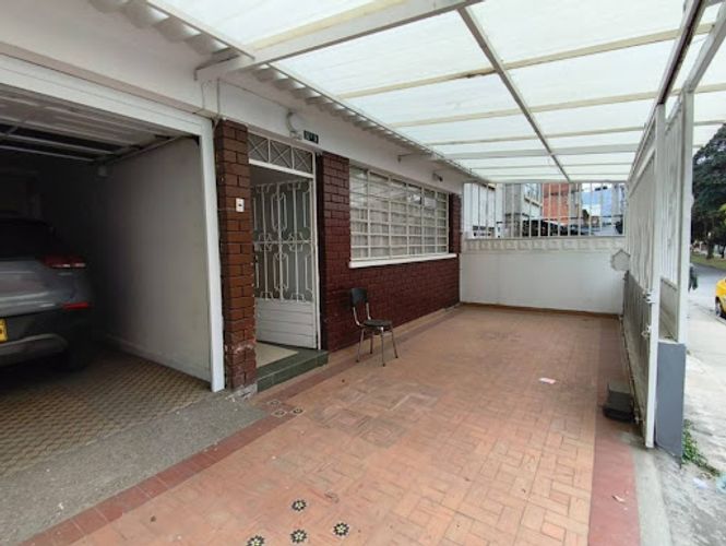 Casa de 4 alcobas en venta en Popular Modelo, Bogotá, 246 m² · foto 2 de 24