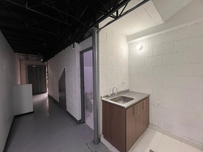 Bodega en arriendo en Cristo Rey, Medellín, 123 m² · foto 11 de 20