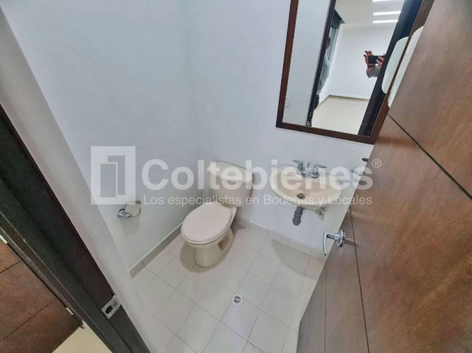 Oficina en arriendo en El Poblado, Medellín, 92 m² · foto 12 de 13