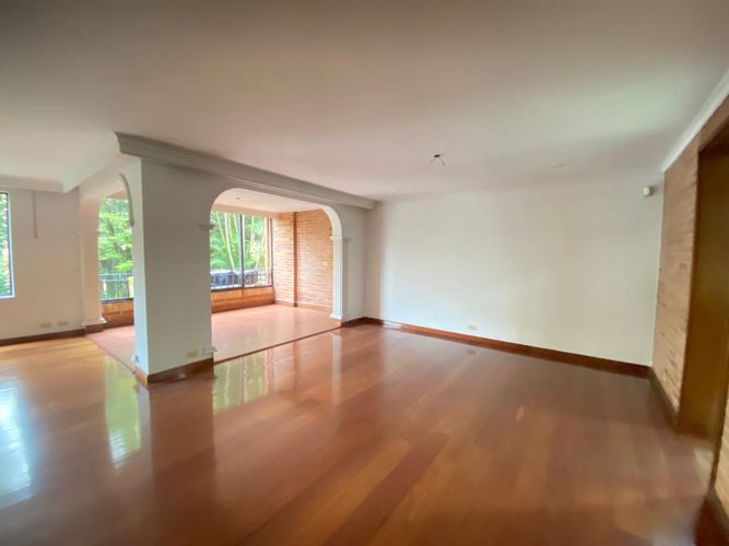 Casa de 3 alcobas en venta en El Poblado, Medellín, 290 m² · foto 2 de 24