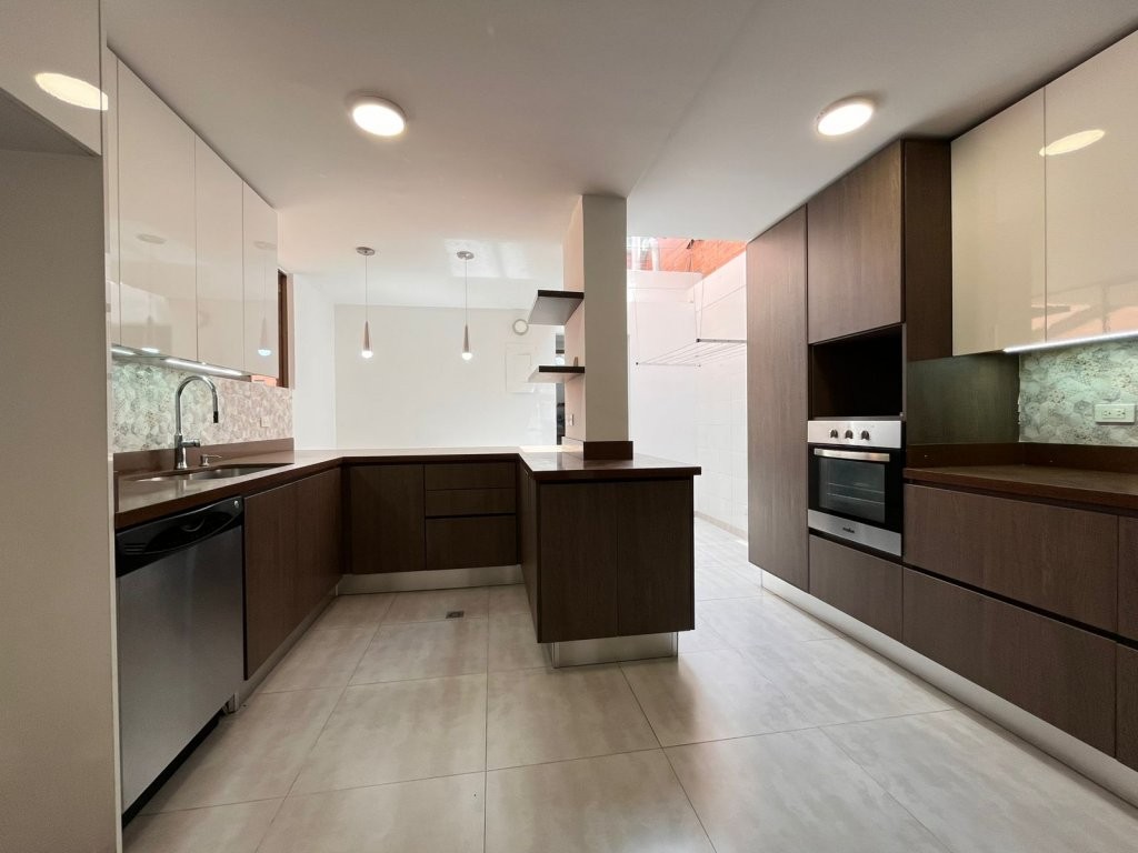 Casa en arriendo en El Poblado, Medellín · foto 7 de 19