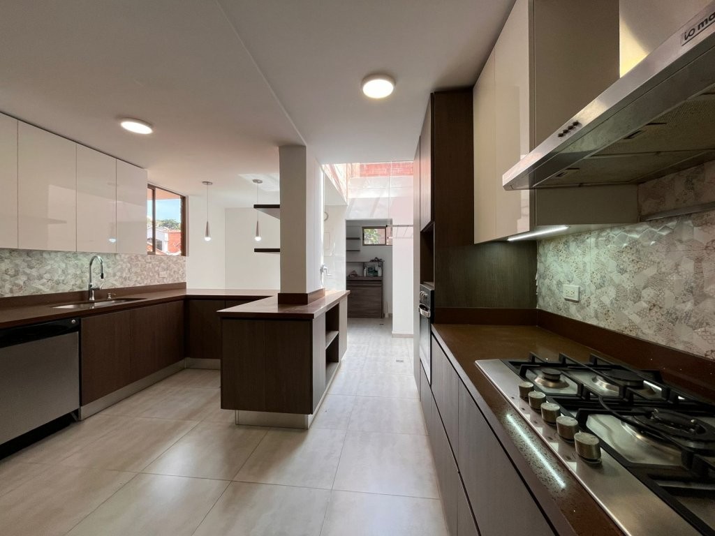 Casa en arriendo en El Poblado, Medellín · foto 6 de 19
