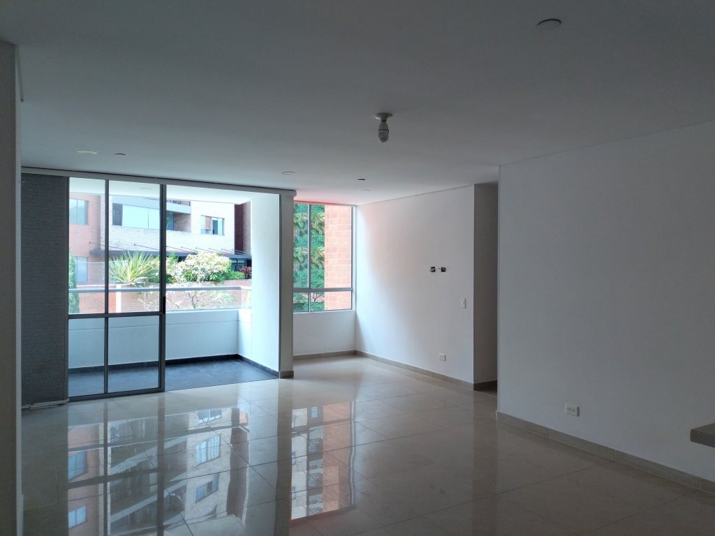 Apartamento en venta en El Poblado, Medellín · foto 2 de 17