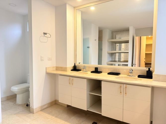 Apartamento de 3 alcobas en arriendo en El Poblado, Medellín, 320 m² · foto 17 de 20