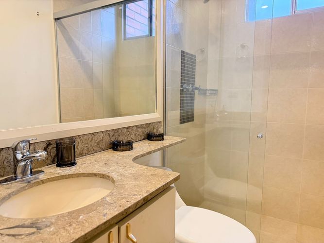 Apartamento de 3 alcobas en arriendo en El Poblado, Medellín, 320 m² · foto 19 de 20