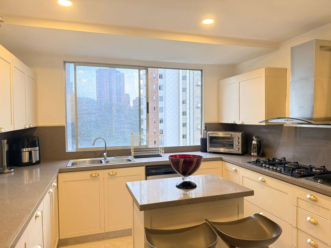 Apartamento de 3 alcobas en arriendo en El Poblado, Medellín, 320 m² · foto 9 de 20