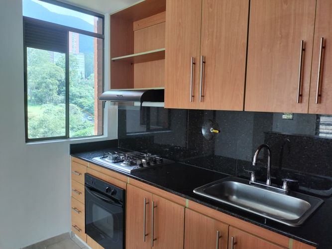 Apartamento de 2 alcobas en arriendo en El Poblado, Medellín, 81 m² · foto 7 de 18
