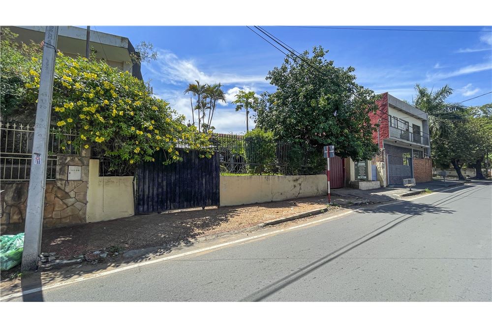 VENDO TERRENO CON AMPLIO FRENTE EN RECOLETA - More
