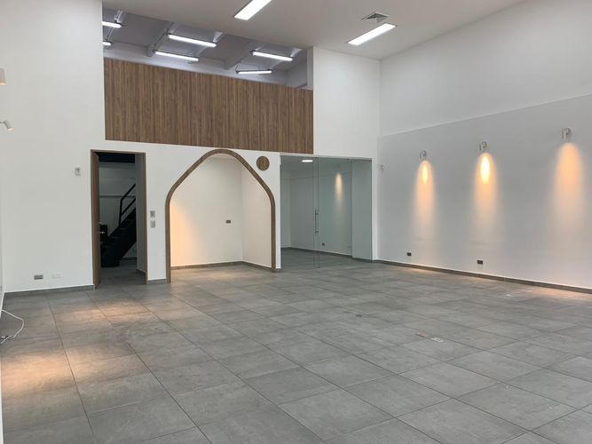 Local en arriendo en El Poblado, Medellín, 135 m² · foto 2 de 8