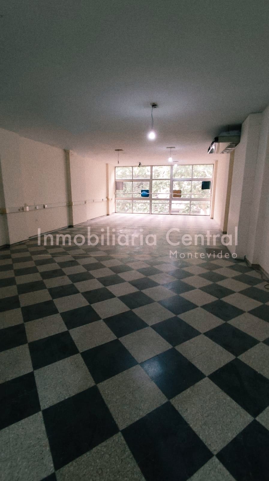 Edificio de locales y plantas comerciales en Cordón - Alquiler